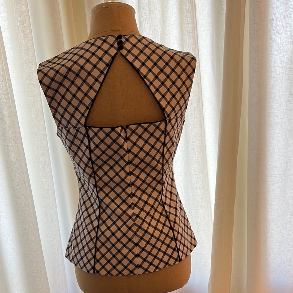 Chic Checkered Sleeveless Top - Picture 2 of 7